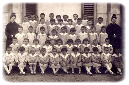 bambini col grembiule