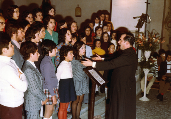 don Peppino Stefanelli dirige la Schola Cantorum della parrocchia San Domenico