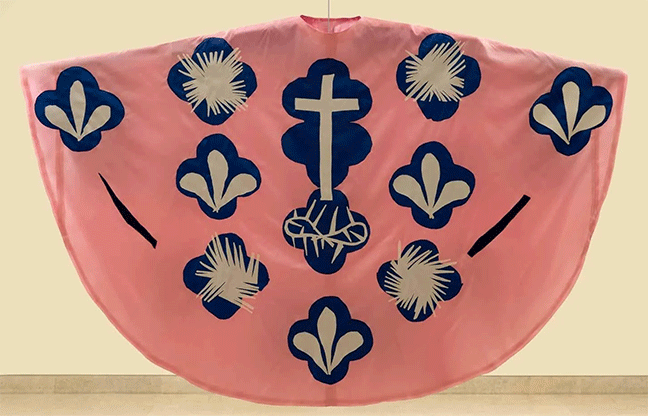 Casula colorata di rosa, Ideato e progettato da Henri Matisse, Seta ricamata e patchwork, Collezione Chapelle Matisse, Dominicaines, Vence, Francia